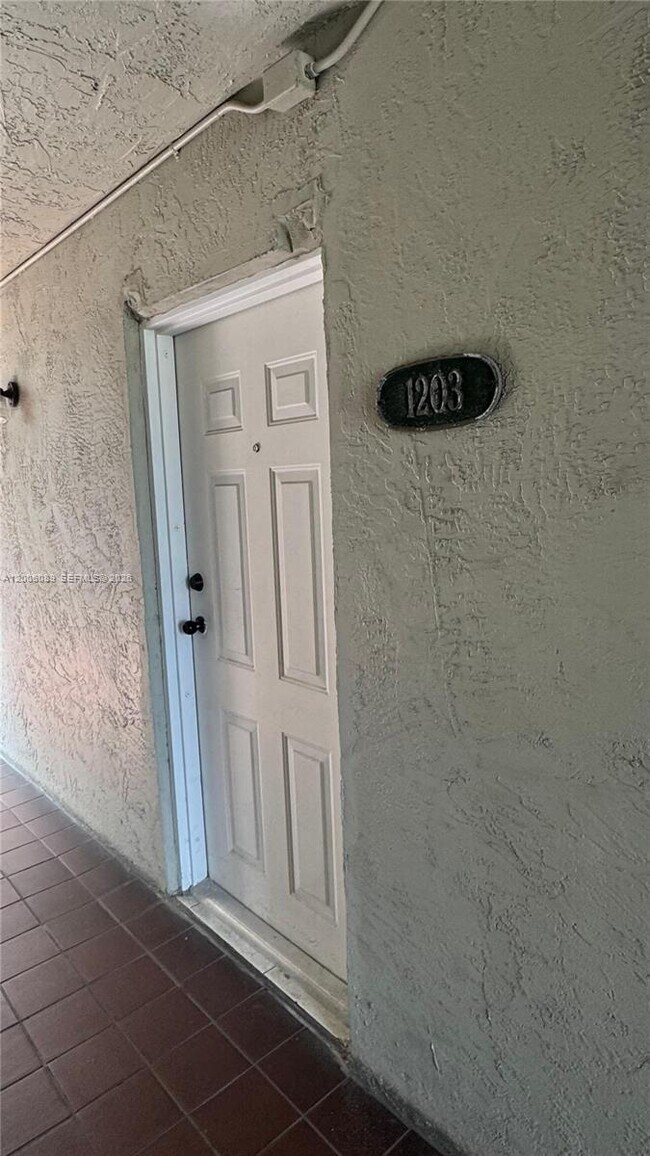 Building Photo - 10090 NW 80th Ct