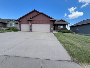 Building Photo - Gorgeous 4 Bed/3 Bath Home in Great Location!