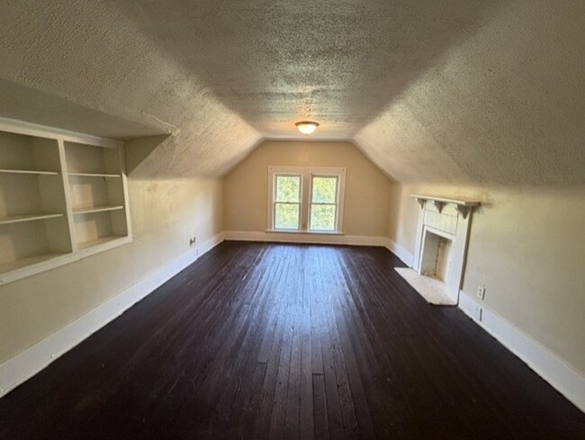 Building Photo - Room to Spread Out! 5-Bedroom Home with Covered Porch & Large Kitchen