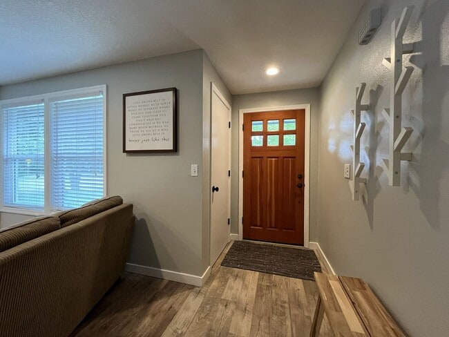 Building Photo - Charming Home Near Nike Campus with Vaulted Ceilings & Updated Kitchen