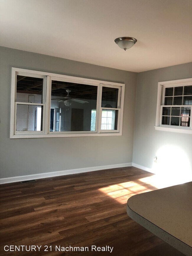 Building Photo - 3 br, 1 bath House - 20 W Southampton Avenue