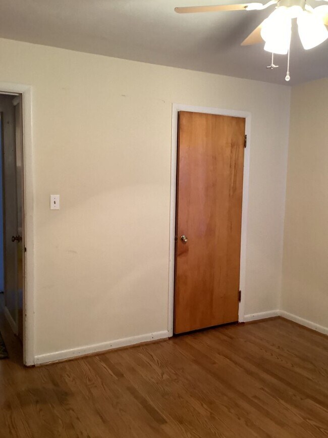 Building Photo - Roomy Updated Home in Established Neighbor...