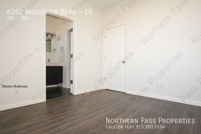 Building Photo - Nice 2 Bedroom Townhome ready for Immediat...