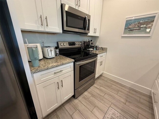 Building Photo - 2301 Magdalina Dr