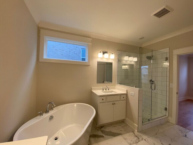 Building Photo - Amazing 4 Bedroom Home in Lebanon / 3.5 Bathrooms / 3 Car Garage /  Fenced in Backyard with Deck /