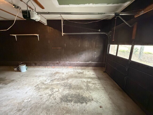 Building Photo - Large 4/2 with finished basement/bonus room- $1,895