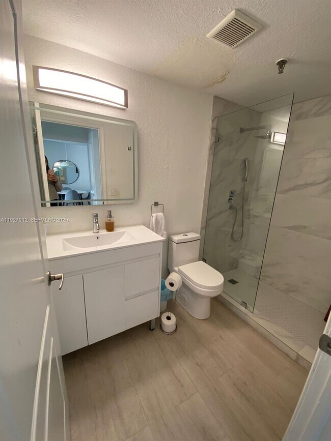 Building Photo - 677 NE 24th St