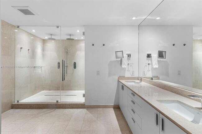 Building Photo - 2021 Fisher Island Dr