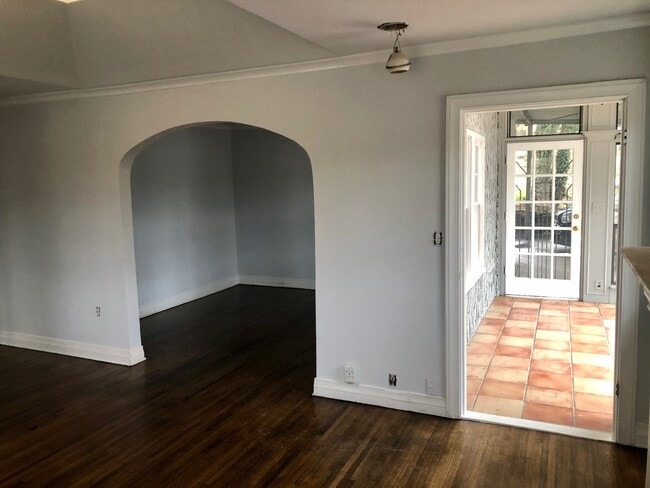 Building Photo - 228 N Quanah Ave