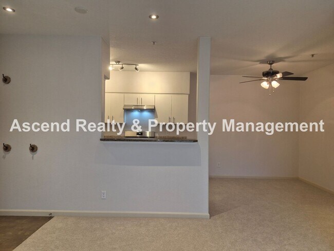 Building Photo - 2Bed/2Bath Tanasbourne Condo Quiet Location MiniSplit AC Assigned Parking Space Water & Garbage I...