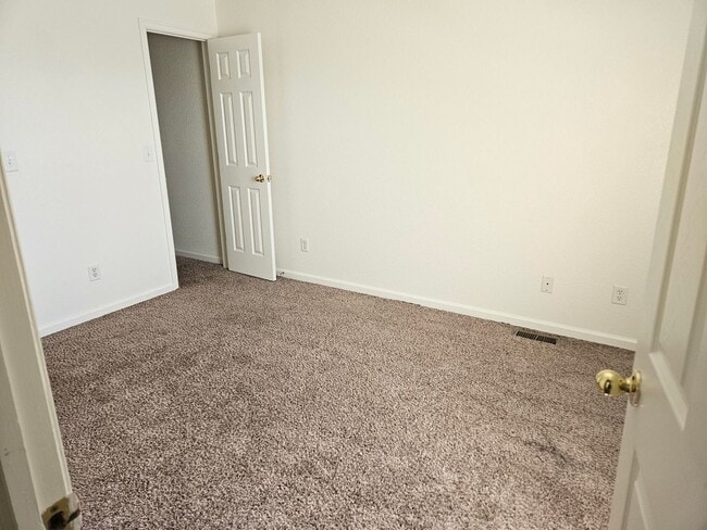 Building Photo - Adorable 2 bedroom townhome Available ASAP!