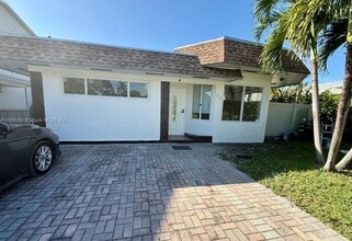 Building Photo - Bright & Updated 2-Bedroom, 2-Bath Home wi...