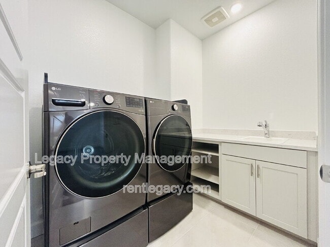 Building Photo - 4096 Azul Way