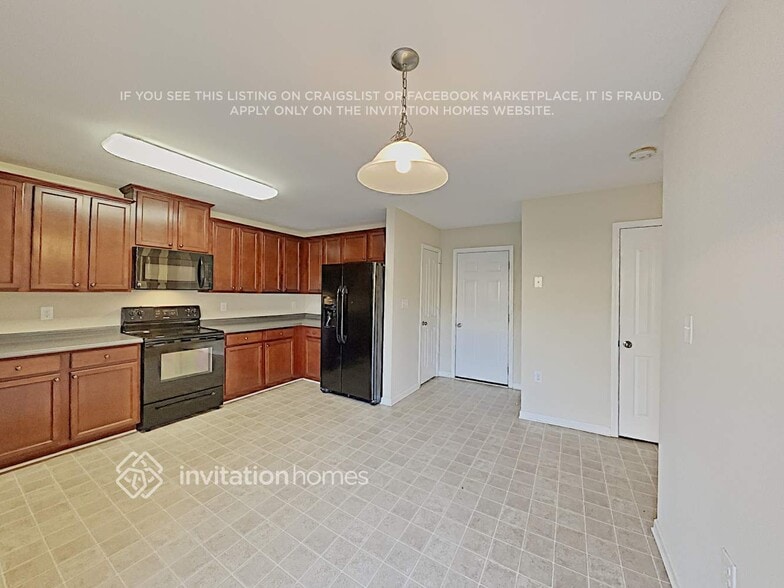 Building Photo - 2942 Village Center Dr