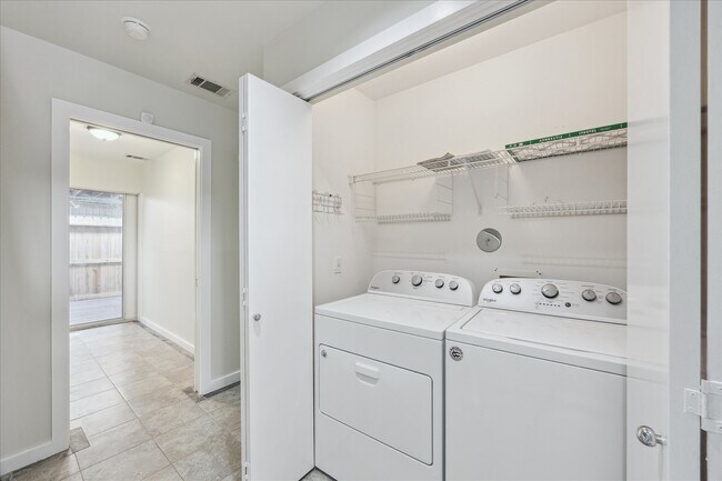 Building Photo - 1617 Tuam St