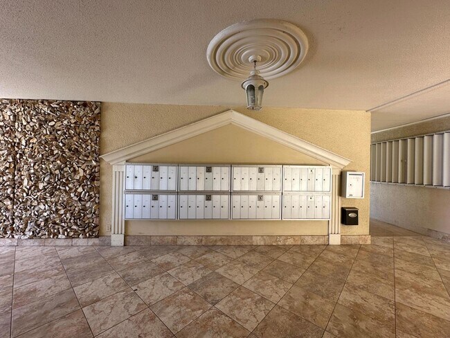 Building Photo - 501 Lake Shore Dr