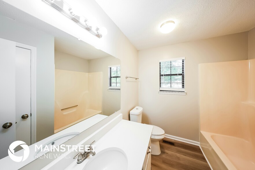 Building Photo - 3010 Lone Oak Rd