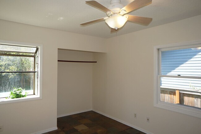 Building Photo - NE Portland 3 bedroom Rose City Park