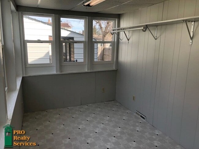 Building Photo - 2 Bedroom Home in St. Paul