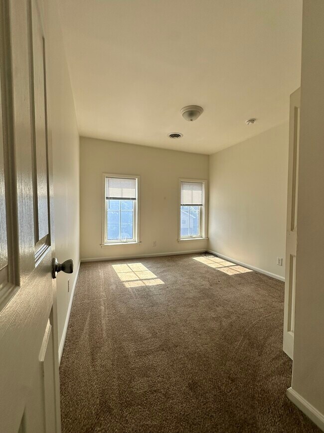 Building Photo - 145 Floral Ave