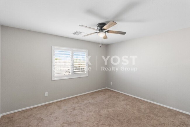 Building Photo - Half off the first months rent and owner paid SOLAR!!