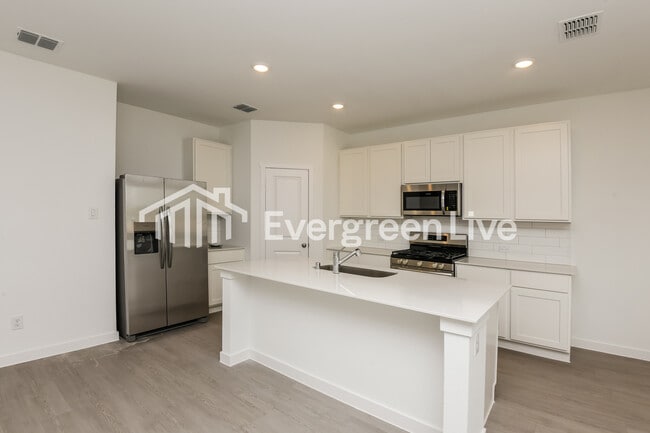 Building Photo - 200 Pine St