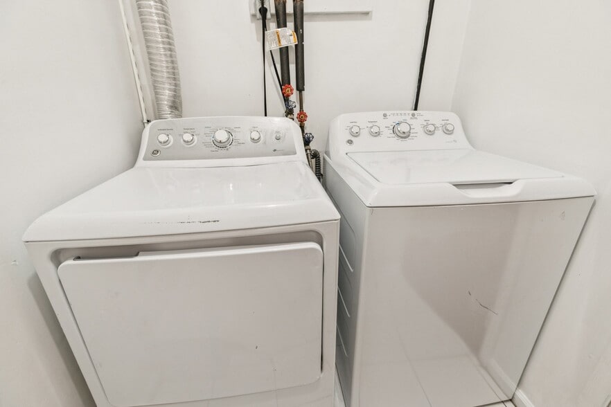 Building Photo - 3379 Frederick St