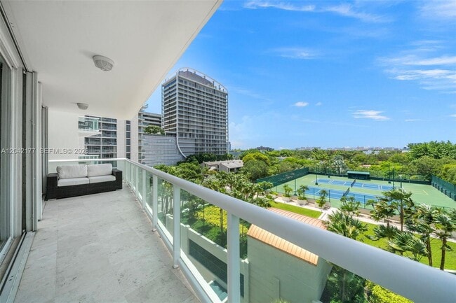 Building Photo - 2645 S Bayshore Dr