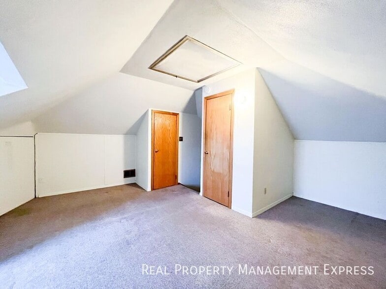 Building Photo - 3 Bed 1.5 Bath Near Downtown Sioux Falls