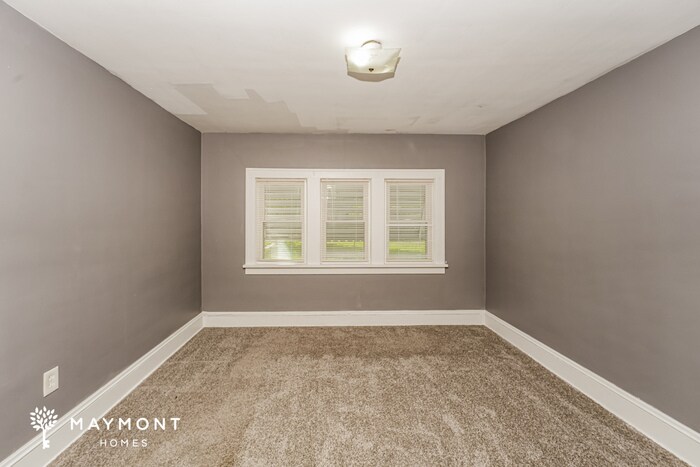 Building Photo - 9509 Rosewood Ave