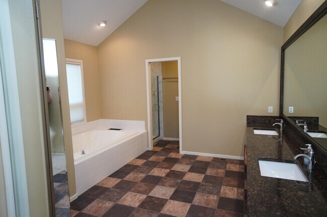 Building Photo - 1394 E Holly St