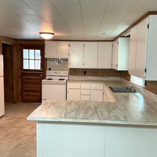 Building Photo - Farm house with 3 bedrooms, 1 1/2 baths
