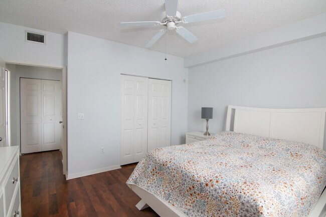 Building Photo - 616 Clearwater Park Rd