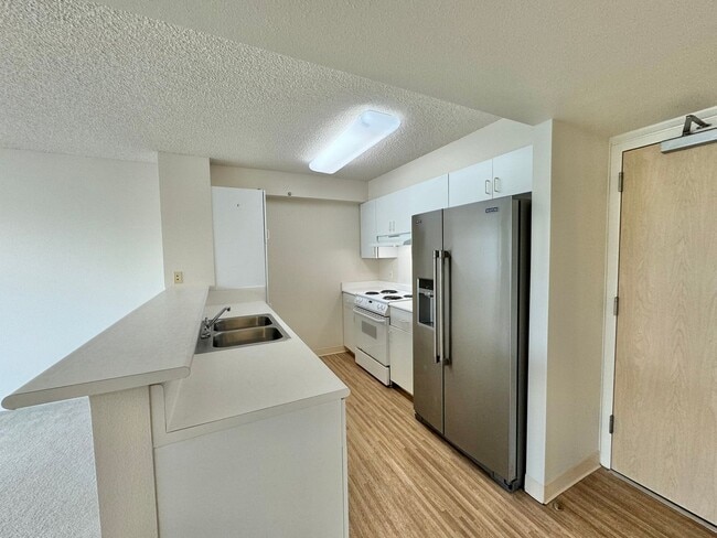 Building Photo - 1450 Young St