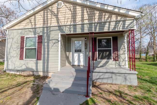 Building Photo - 3 bed/1 bath - Completely Remodeled - Cent...