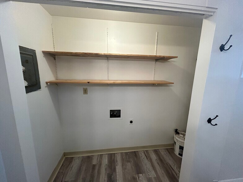 Laundry Hookups in Bathroom - 817 W Sage St