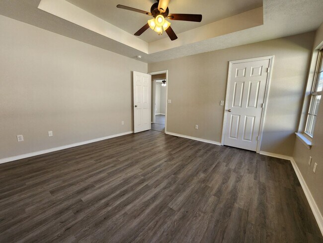 Building Photo - Spacious 3-Bedroom, 2-Bathroom Home AVAILABLE NOW!!