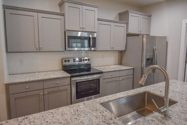 Building Photo - 4BR/2BA Farmington Home!