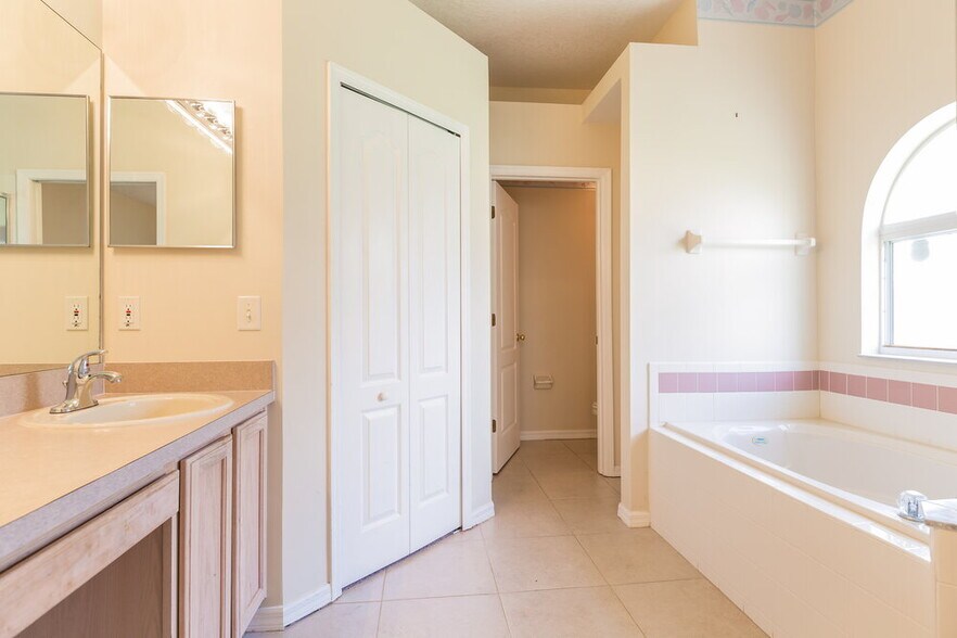 Building Photo - 471 Chapelwood Dr