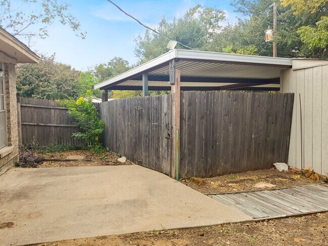 Building Photo - Wonderful Quiet Duplex in the Northern Part of Arlington