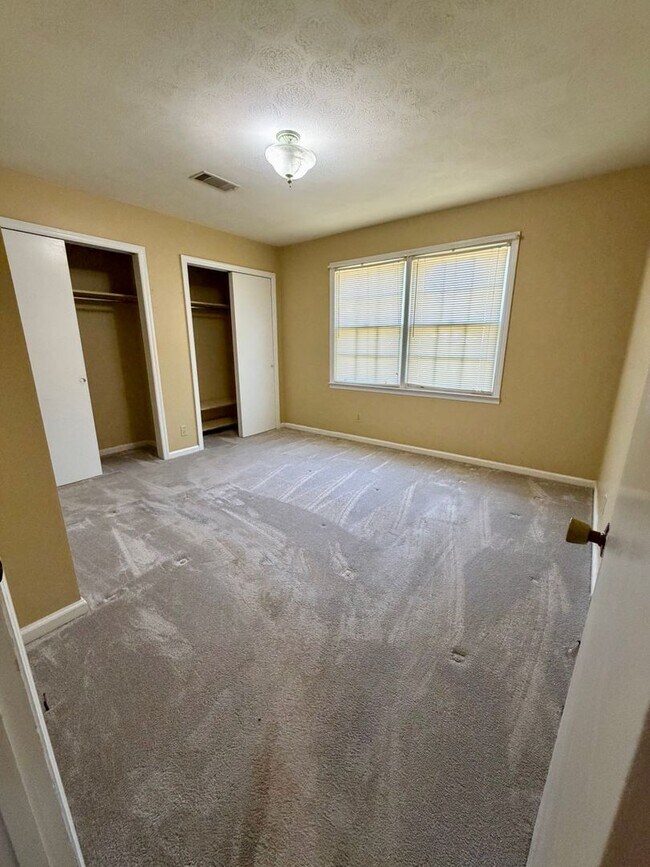 Building Photo - 2 Bed/1 Bath House