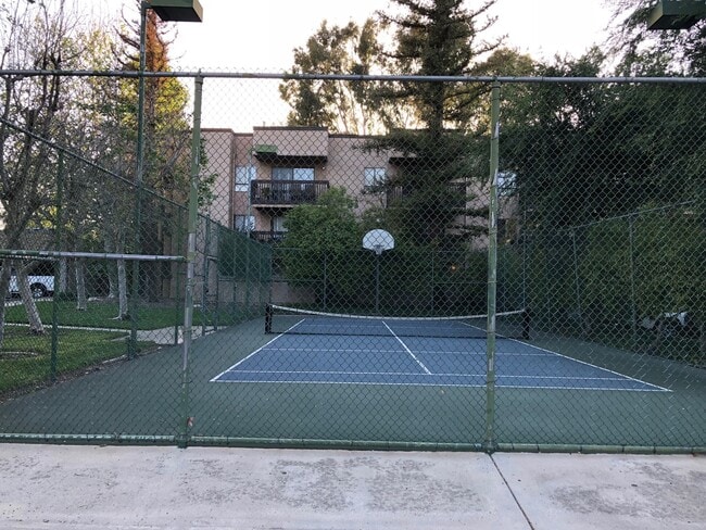 Building Photo - Amazing 1BD/1BA Condo in Prime Woodland Hi...