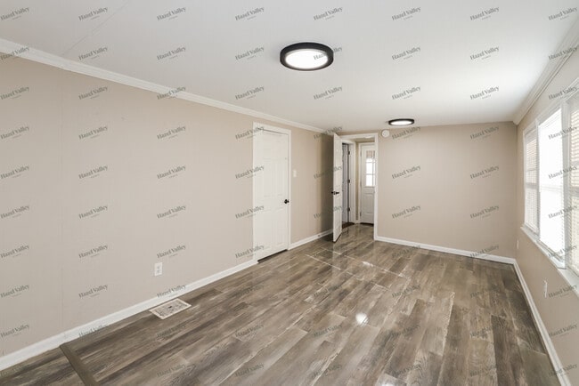 Building Photo - 4123 E 6 St