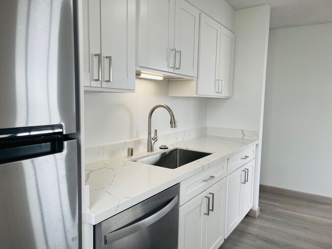 Building Photo - Partly Furnished 1-bedroom, 1-bath condo a...