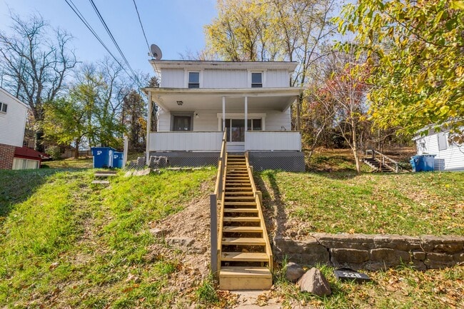 Building Photo - OPEN HOUSE THIS TUESDAY 10/7 AT 6PM! MOVE ...