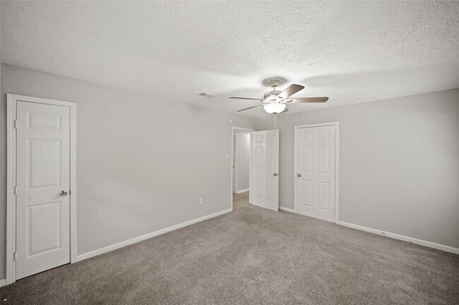 Building Photo - 5822 Glenhurst Dr