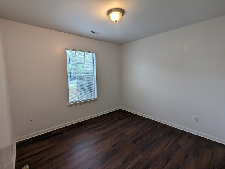Building Photo - Room in House on Gera Emma Dr