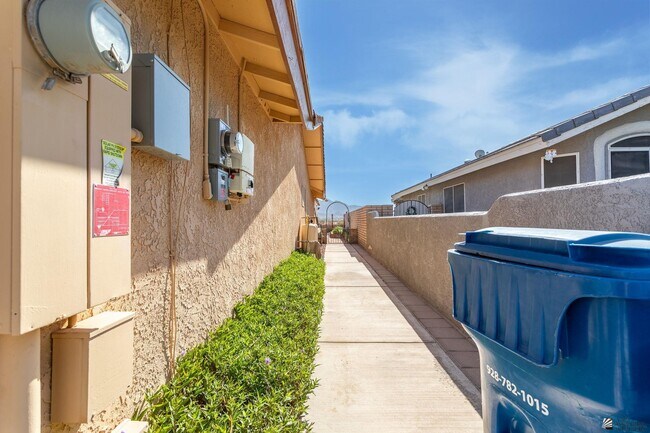 Building Photo - 10605 S Del Vista Dr