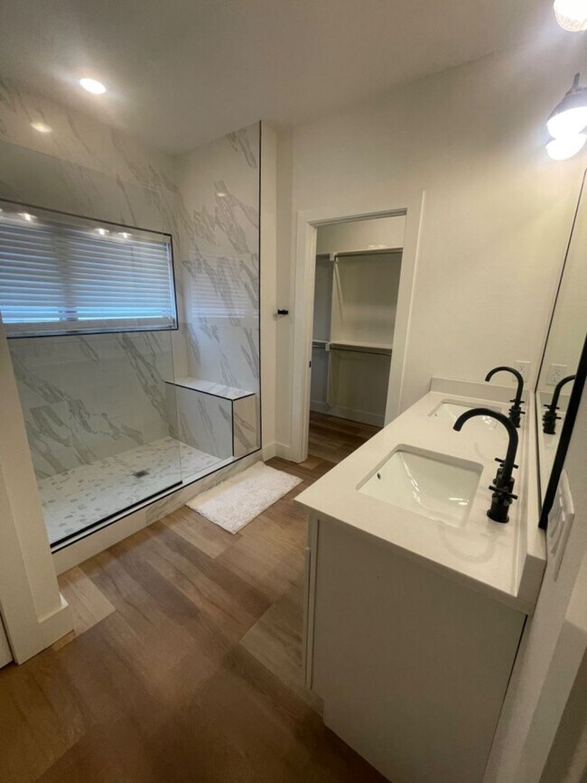 Building Photo - Bentonville Townhouse!