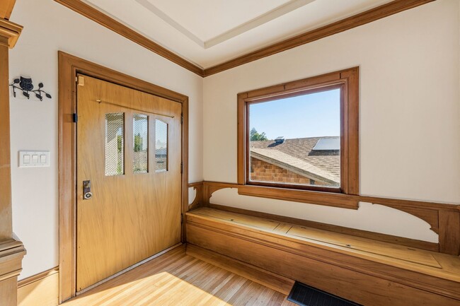 Building Photo - Classic 3bed/2bath Home Near Lake Merritt with Fresh Updates